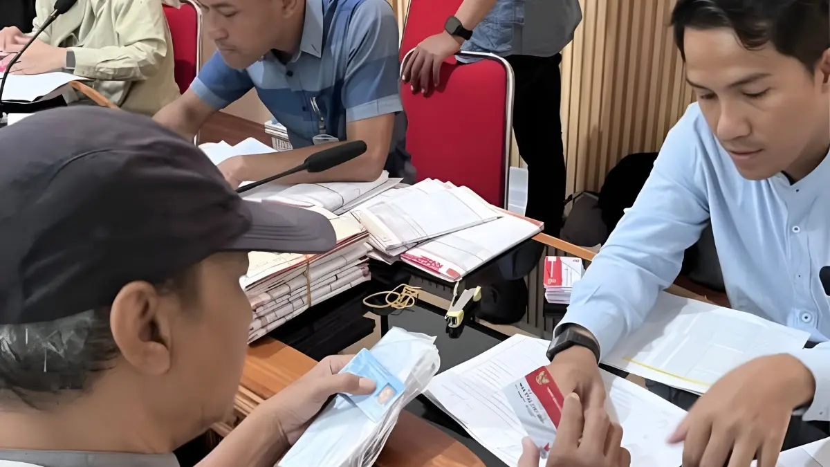 Ilustrasi penyaluran bansos PKH BPNT kepada KPM (Instagram @dinsos_surakarta)