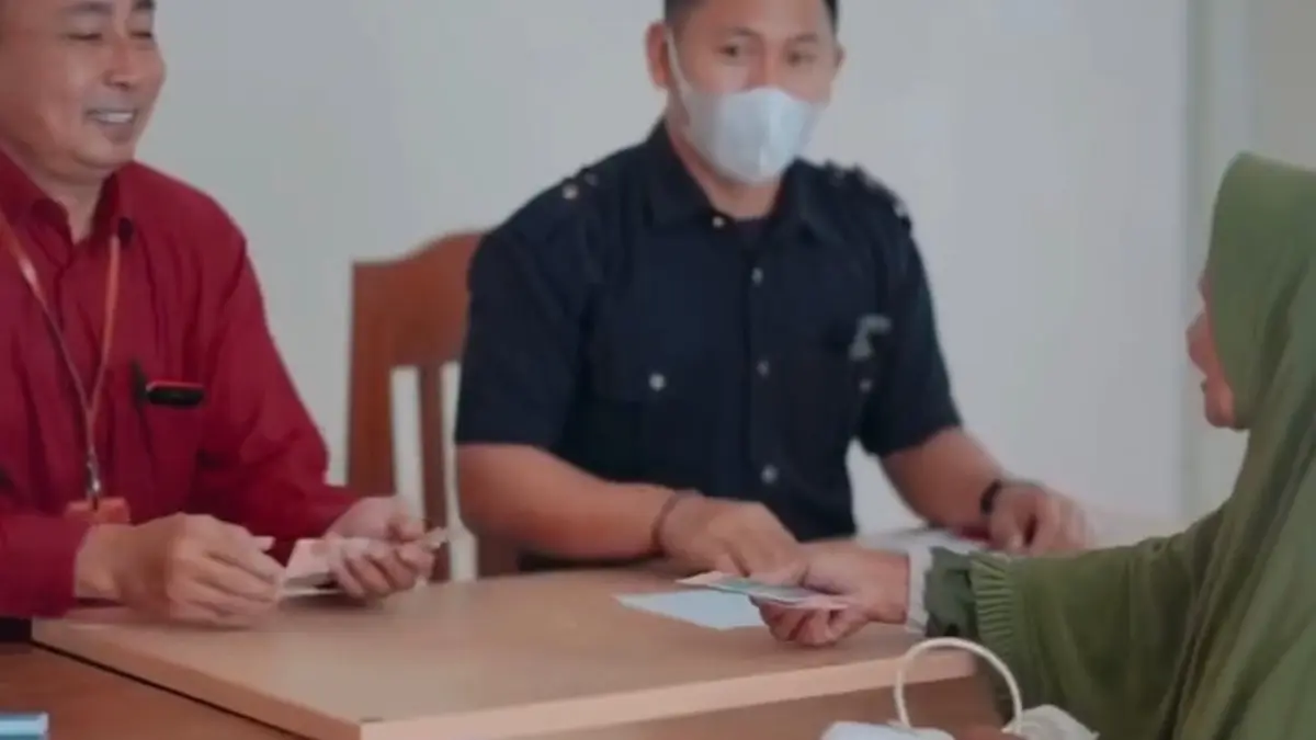 Ilustrasi penyaluran bansos PKH BPNT kepada KPM (Instagram @inforesmibansospkhbojonegoro)