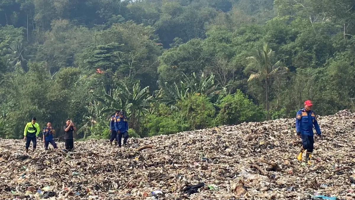 Kondisi TPA Galuga, Kabupaten Bogor pasca kebakaran masih dalam pemantauan petugas. (Dok. Diskominfo Kabupaten Bogor)