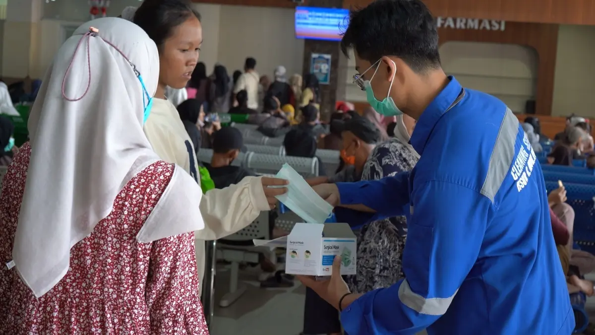 Petugas RSUD R Moh Noh Nur membagikan masker gratis kepada masyarakat