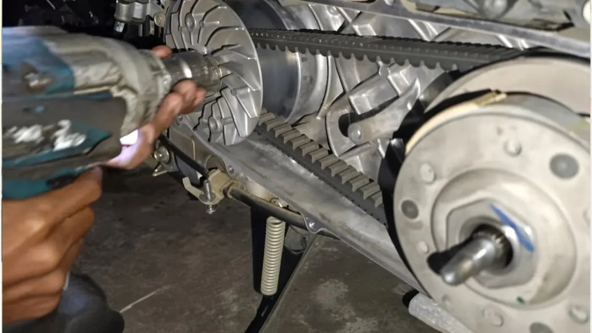 Proses pembongkaran CVT Vario (YouTube HND garage)