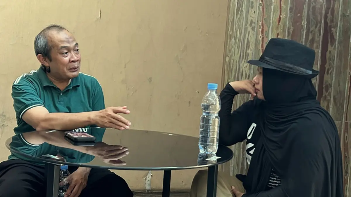 Wakil Ketua DPRD Jabar, Iwan Suryawan (kiri) berdialog dengan CEO Radar Bogor Nihrawati AS di Graha Pena, Minggu (27/9/2026).