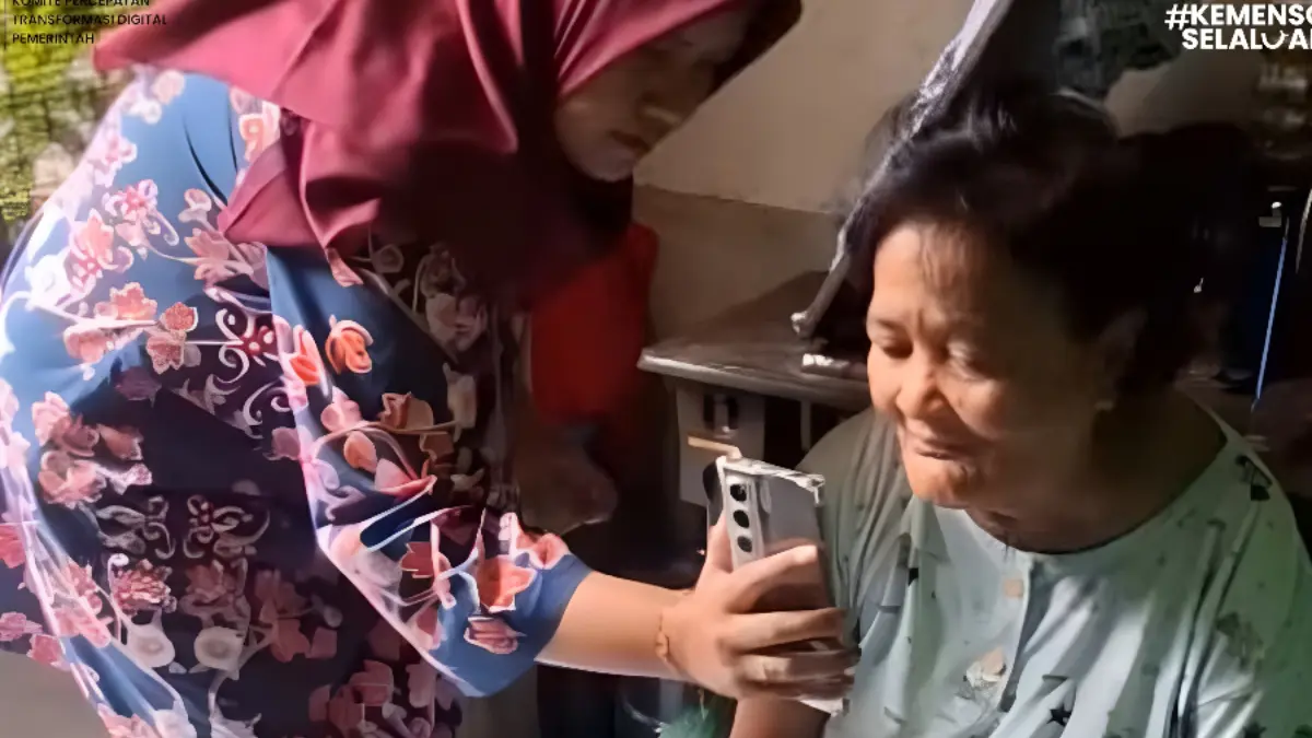 Ilustrasi KPM daftar bansos digital di Perlinsos (YouTube Kemensos RI)
