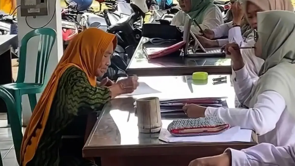 Ilustrasi penyaluran bansos PKH BPNT  kepada  KPM (Instagram @kecamatanmojowarno)