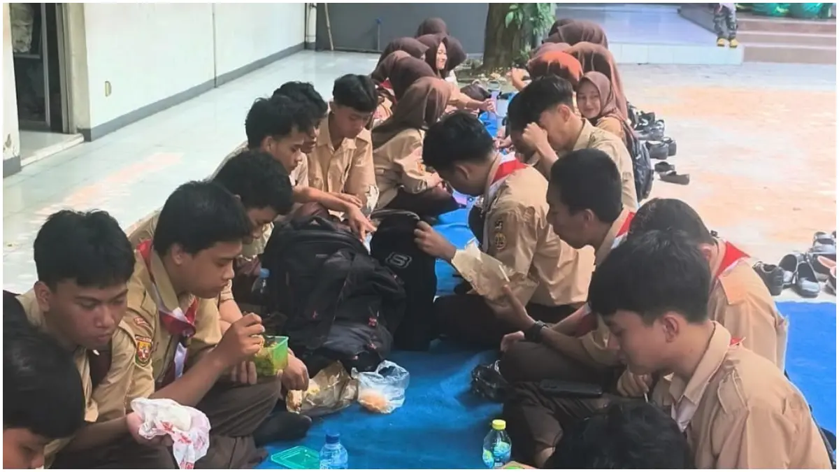 Kegiatan makan bersama siswa SMK Ash Shoheh 2 Citeureup, Bogor.