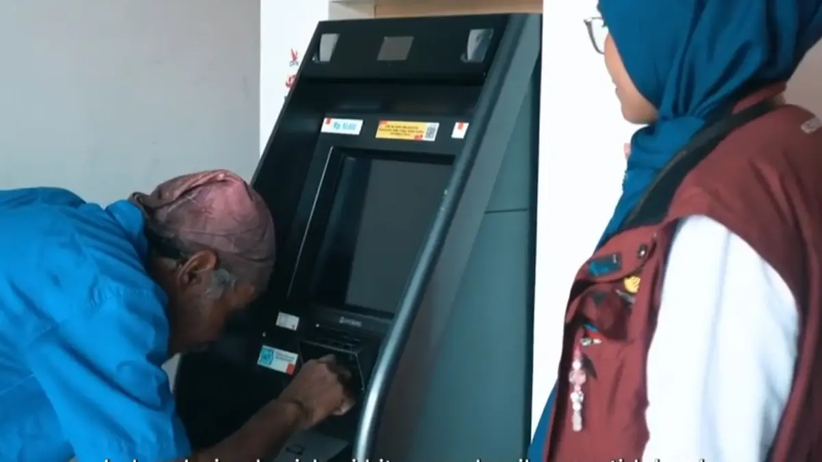 KPM cairkan bansos di ATM didampingi Pendamping Sosial (YouTube Kemensos RI)