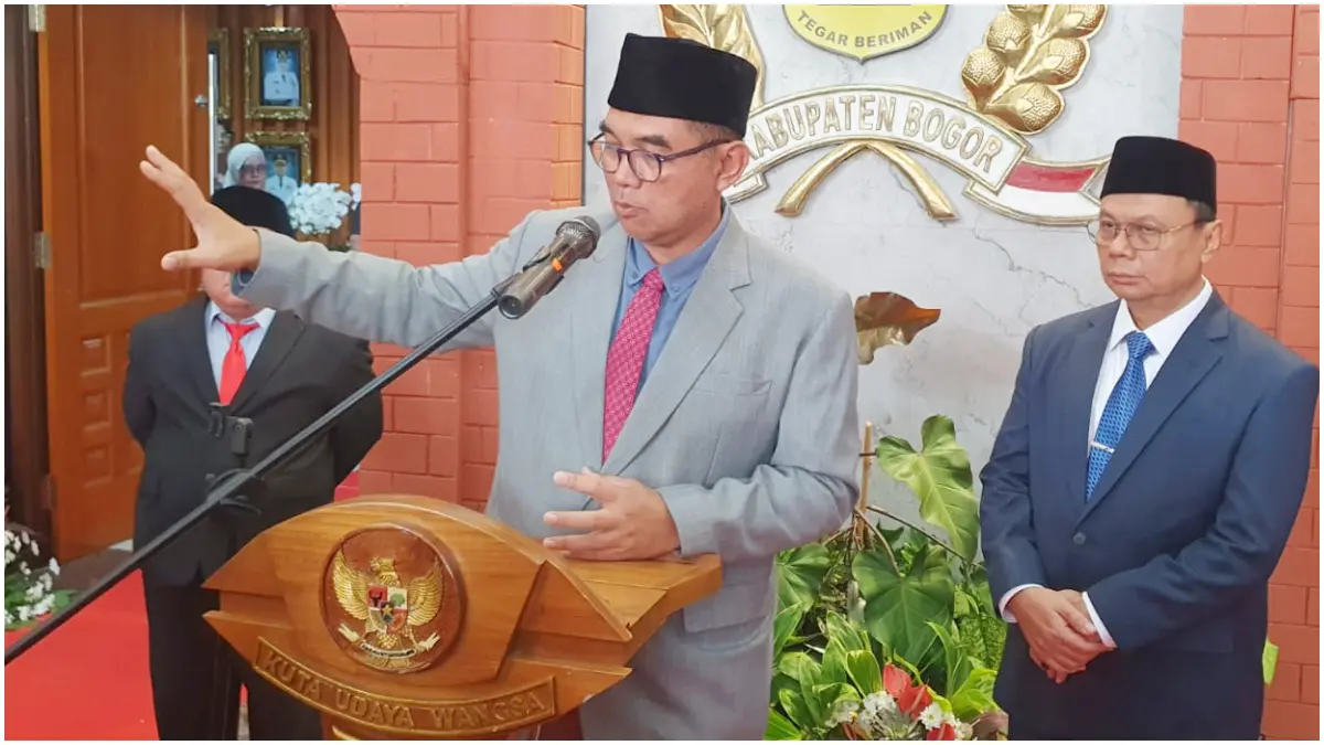 Sekda Kabupaten Bogor, Ajat Rochmat Jatnika saat menyampaikan keterangan. (Foto : Billy/Radar Bogor)