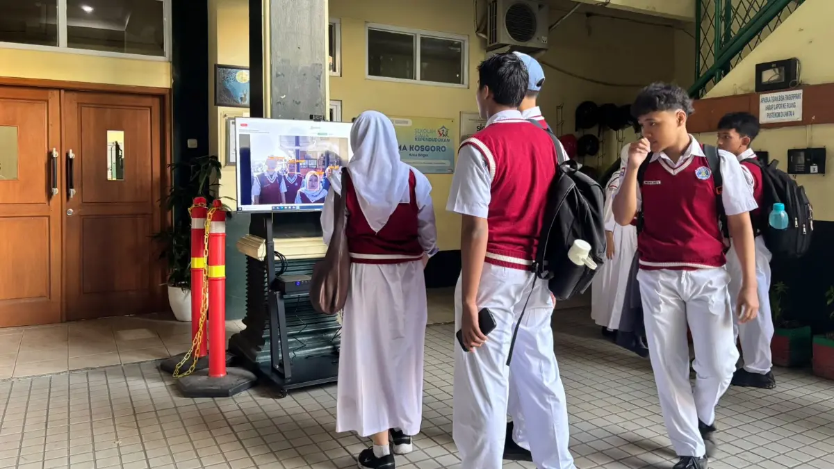 Siswa SMA Kosgoro Bogor absen dengan sistem Face Recognition. Foto: SMA Kosgoro for Radar Bogor