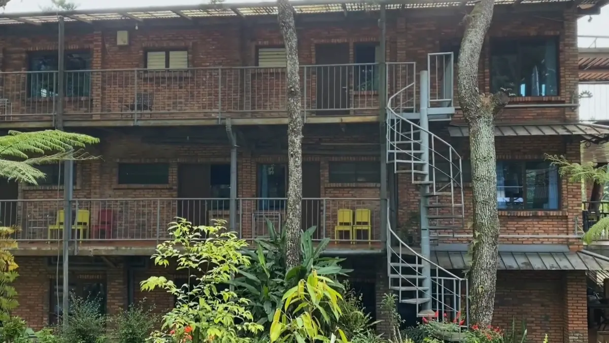 The Pinewood Lodge (YouTube Pevia Peach)