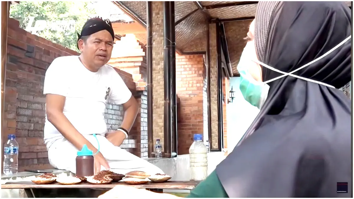 Dedi Mulyadi berbincang dengan penjual surabi mengenai usaha dan impiannya menunaikan ibadah umrah. (Foto : Lembur Pakuan Channel)