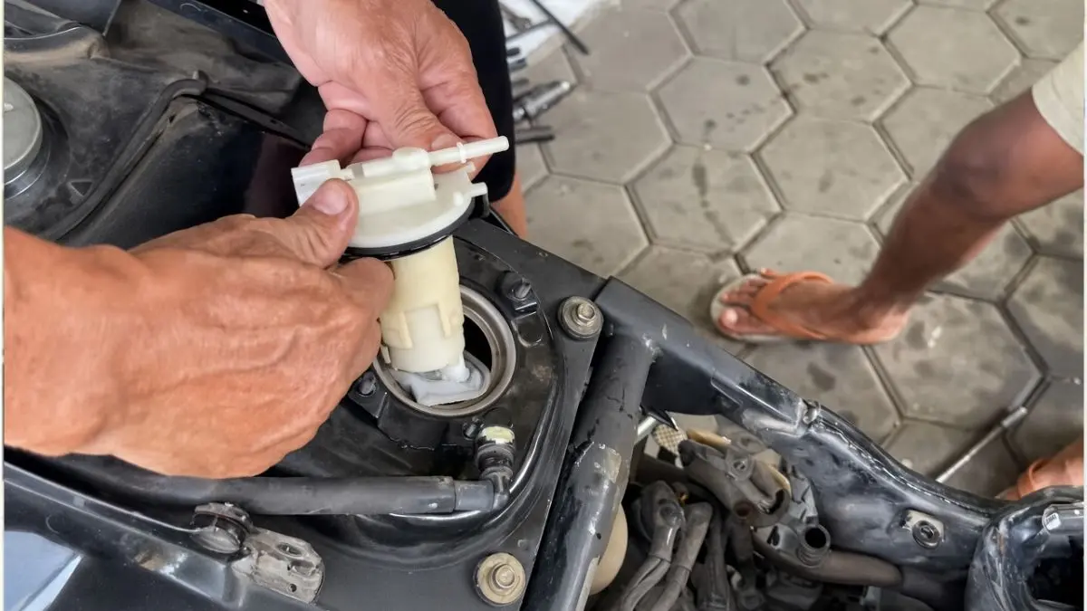 Pemasangan TPS motor Honda Sonic setelah pembersihan (YouTube AGM channel)