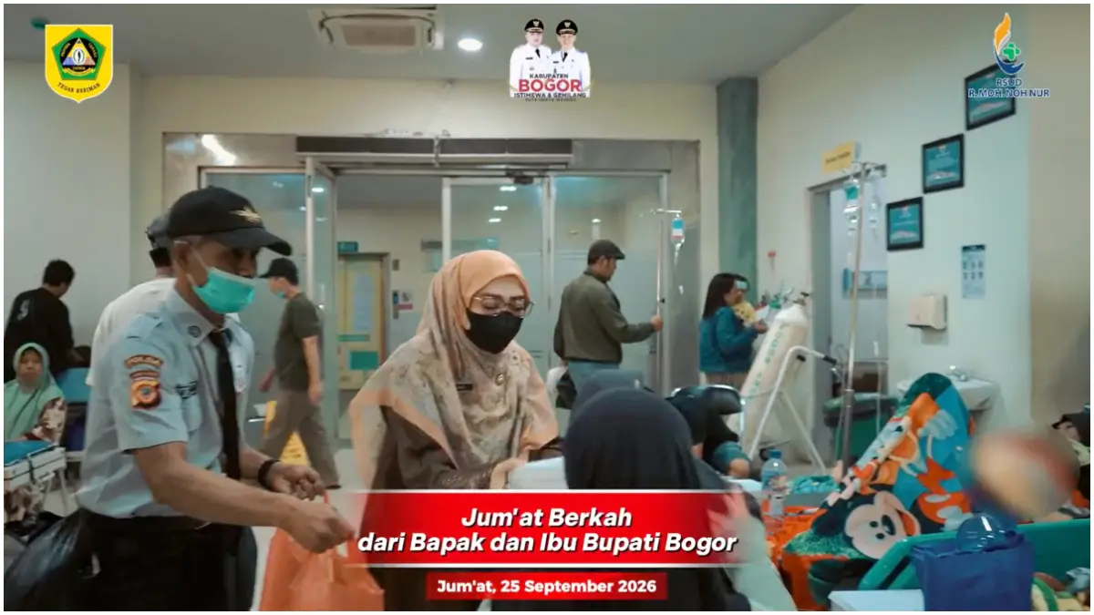 Petugas RSUD R Moh Noh Nur saat membagikan makanan buat para penunggu pasien dari Bupati Bogor.
