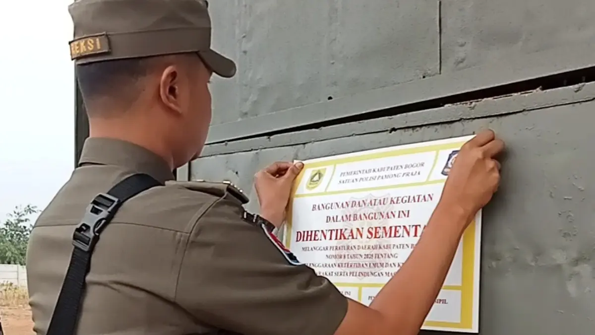 Satpol PP Kabupaten Bogor di lokasi peternakan ayam pedaging atau broiler di Kampung Cikidung, Desa Koleang, Jasinga, Selasa, 29 September 2026. (Septi N/Radar Bogor)