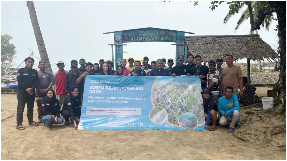 Tim Dospulkam IPB University melalui LPA2I memberikan pelatihan restorasi padang lamun di Sukarame Banten.