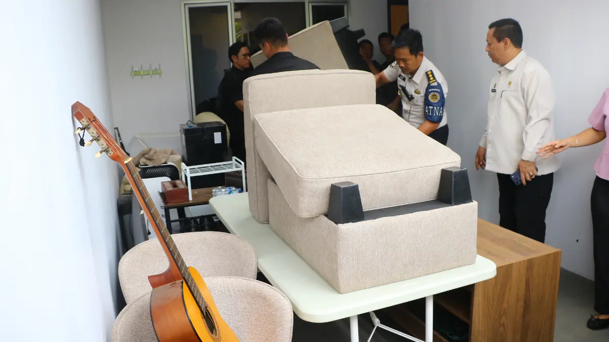 Petugas Lapas Kelas II A Cibinong Bogor mengeluarkan sejumlah barang dari rumah dinas di kawasan Lapas. Rabu, 30 September 2026. Barang-barang tersebut diamankan petugas karena bangunan akan di bongkar saat dilakukan kunjungan kerja DPR RI XIII. Foto : Hendi Novian / Radar Bogor