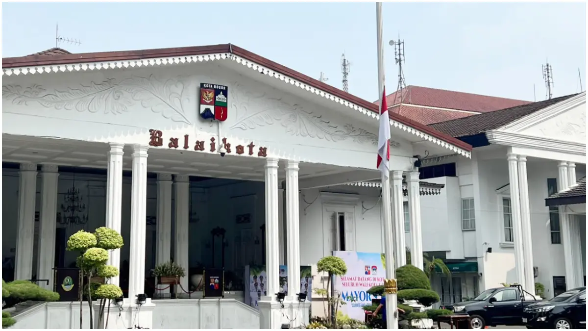 Bendera setengah tiang dipasang di Balaikota Bogor. (Foto : Raissa/Magang Radar Bogor)