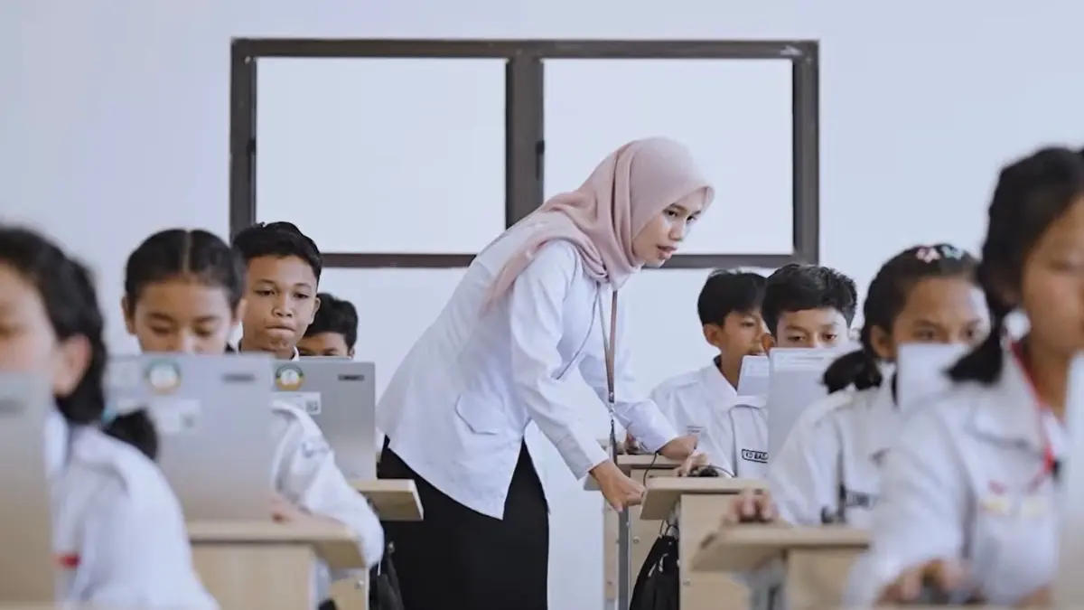 Ilustrasi guru mengajar (Youtube Kemensos RI)