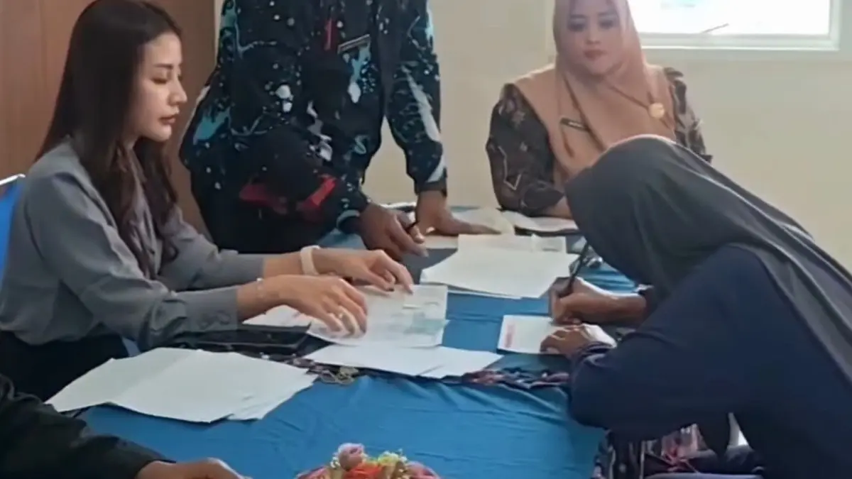 Ilustrasi penyaluran bansos PKH BPNT kepada KPM (Instagram @kec.gumukmas)