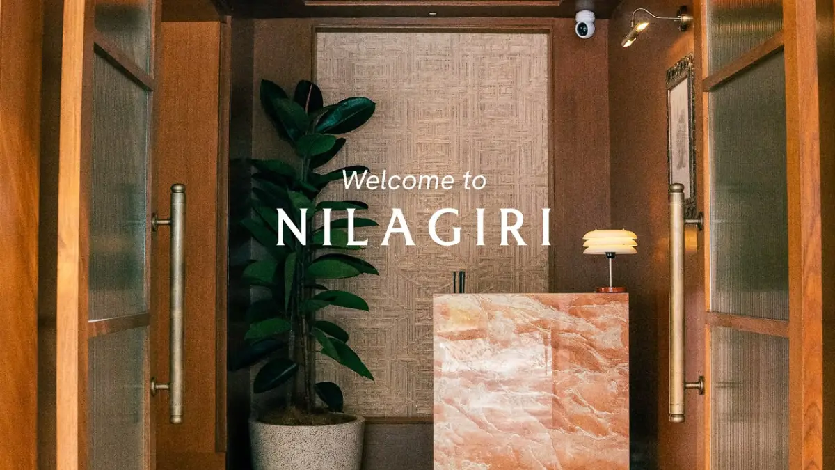 Suasana Restoran Nila Giri di kawasan Puncak, Bogor, yang menawarkan pengalaman bersantap dengan perpaduan interior bernuansa hangat, area makan terbuka dengan panorama pegunungan, serta ruang bersantap yang nyaman untuk pengunjung. Foto: Instagram @nilagiriresto