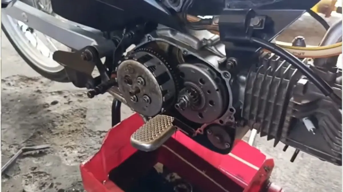 Perbaikan mesin motor Yamaha Jupiter yang kasar (YouTube Siboen channel)