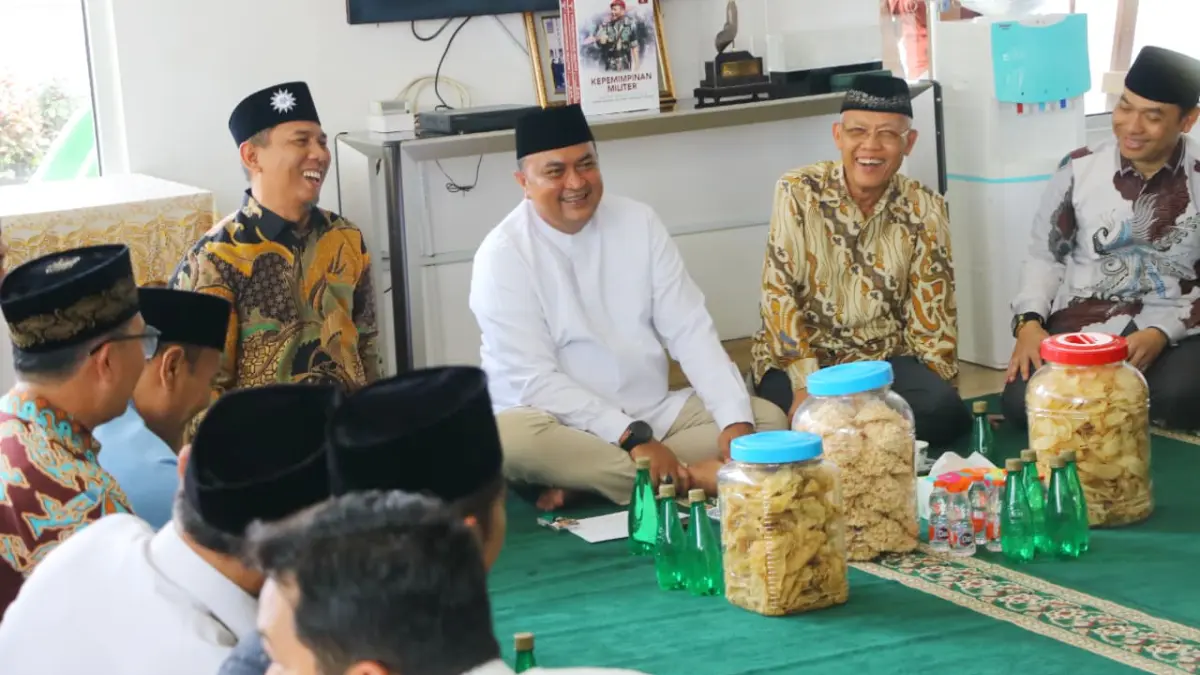 Bupati Bogor Rudy Susmanto saat mengunjungi kediaman Dewan Penasehat Muhammadiyah di Leuwiliang, Kabupaten Bogor, Jumat, 2 Oktober 2026. (Hendi Novian/Radar Bogor)