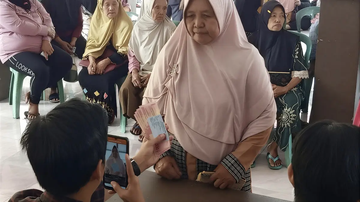 Ilustrasi penyaluran bansos PKH BPNT kepada KPM (Instagram @desatapanrejo)