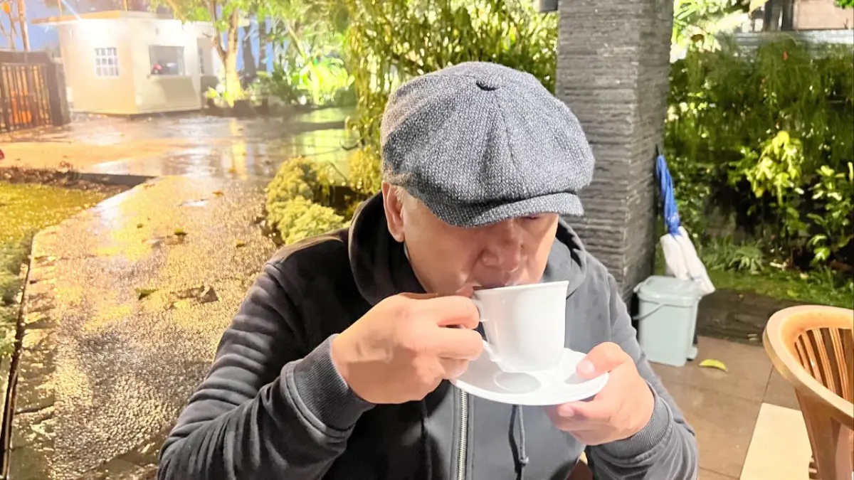 Warga Bogor saat menikmati secangkir kopi di tengah rintik hujan turun. (Raissa/Magang Radar Bogor)