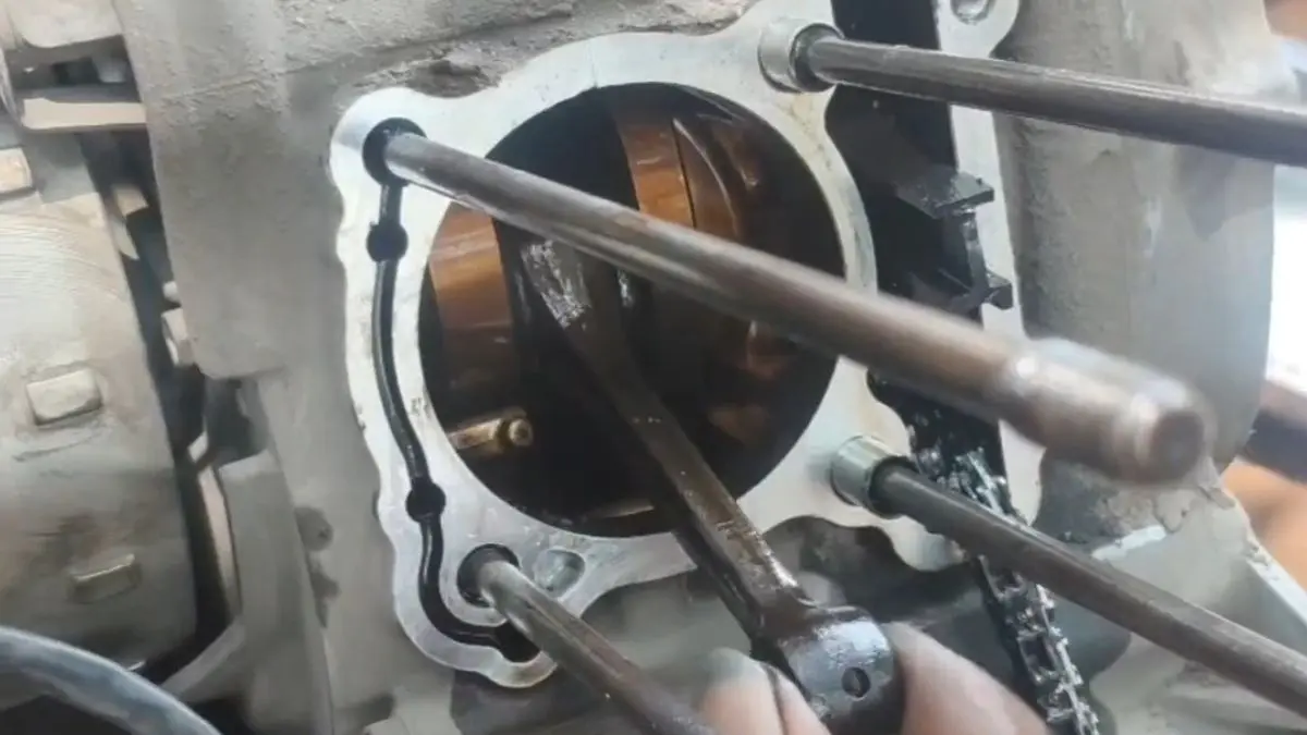 Pengecekan stang seher oblak (YouTube Kunci 12 Motor)