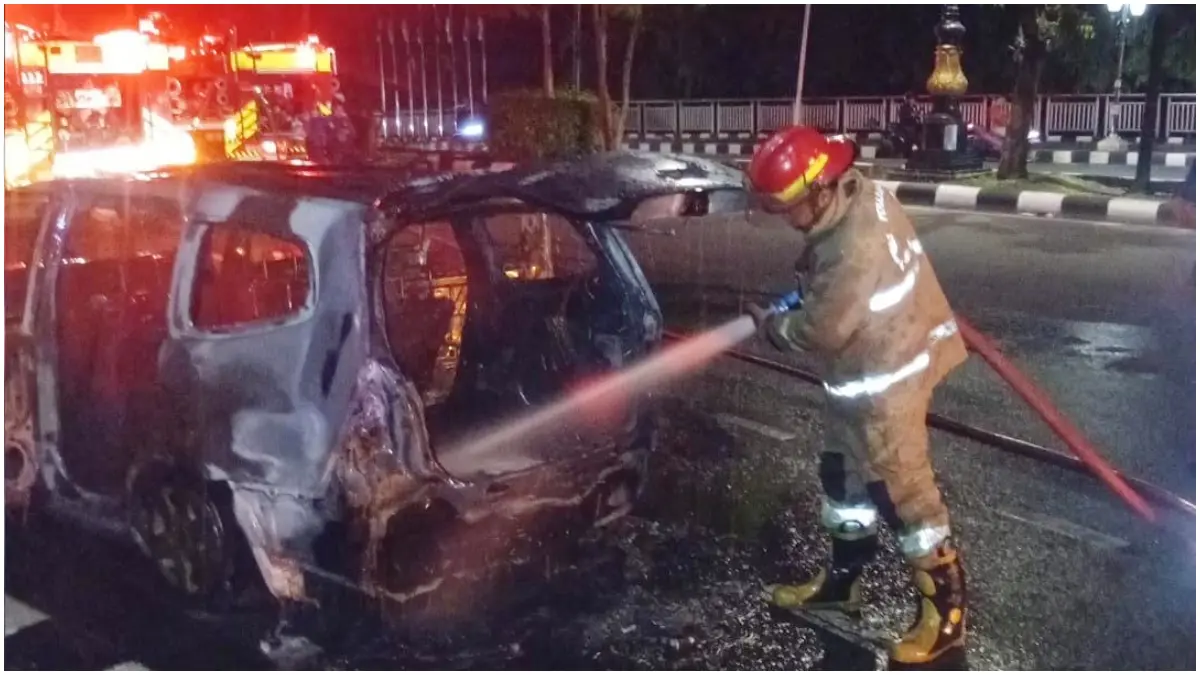 Petugas Damkar saat memadamkan api pada mobil terbakar di Cibinong. (Foto: Damkar for Radar Bogor)