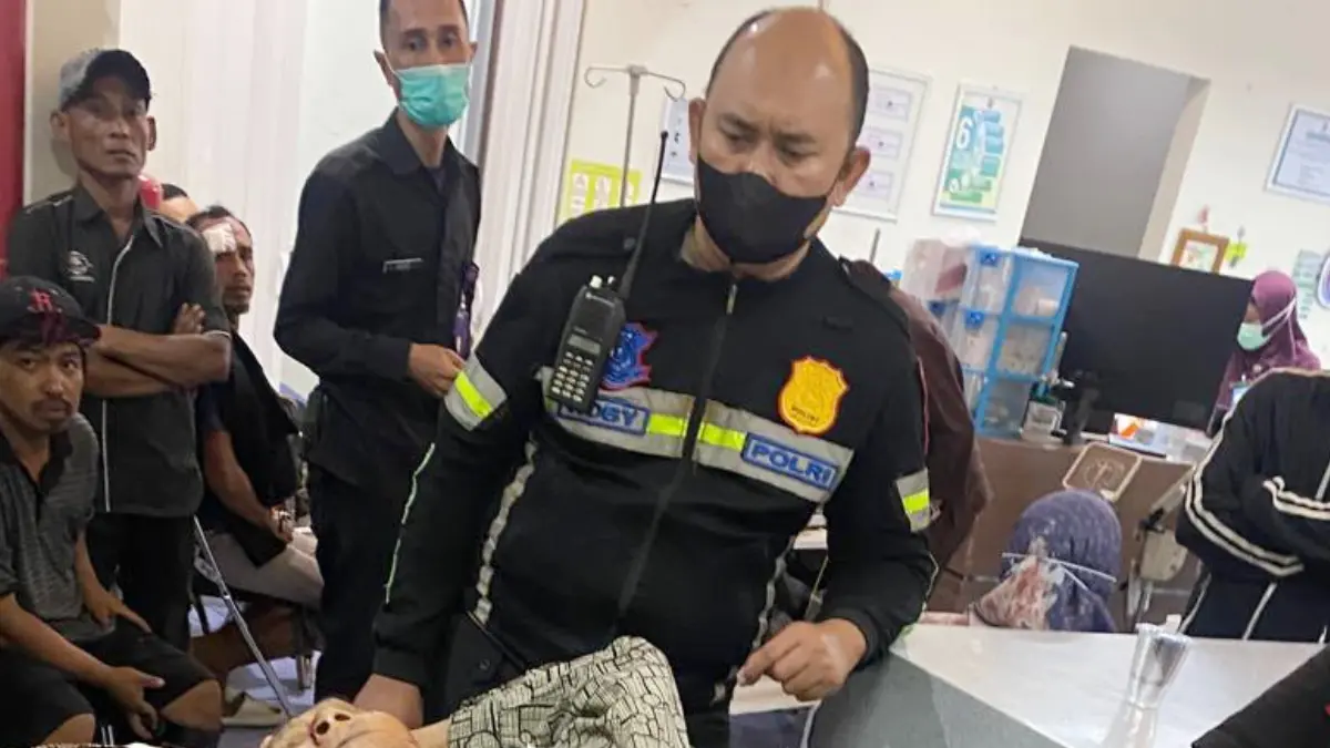 Polisi menangani korban dan membawanya ke RSUD Kota Bogor. (Dok. Satlantas Polresta Bogor Kota)
