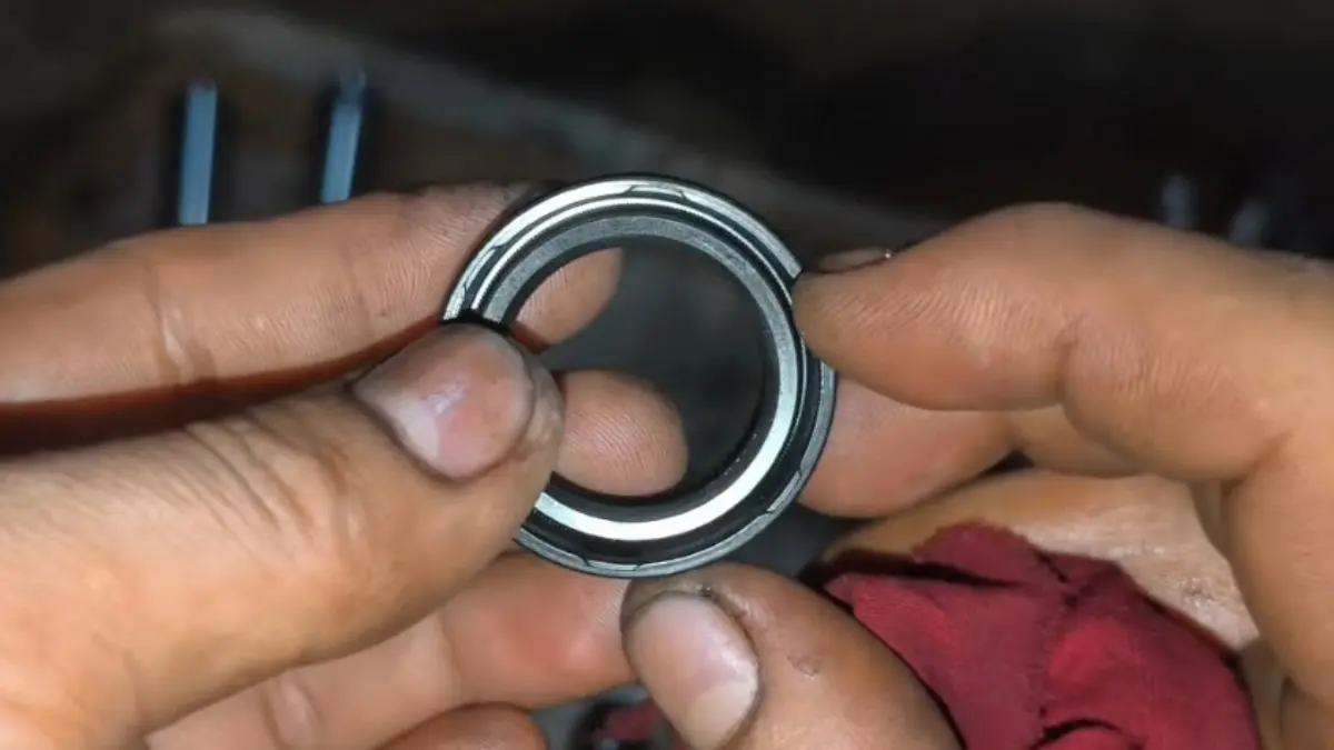 Seal shockbreaker motor yang sedang dibersihkan (YouTube kembang turi channel)