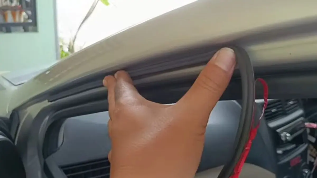 Pemasangan lis peredam suara (YouTube tips otomotif channel)