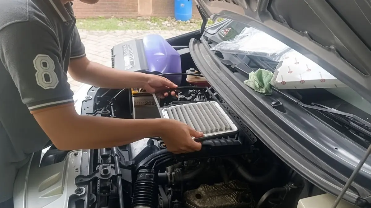Penggantian filter udara mobil (YouTube tips otomotif channel)