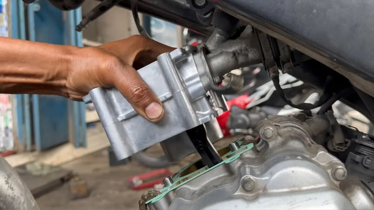 Pemasangan blok piston Yamaha Vixion (YouTube Yunus motor)