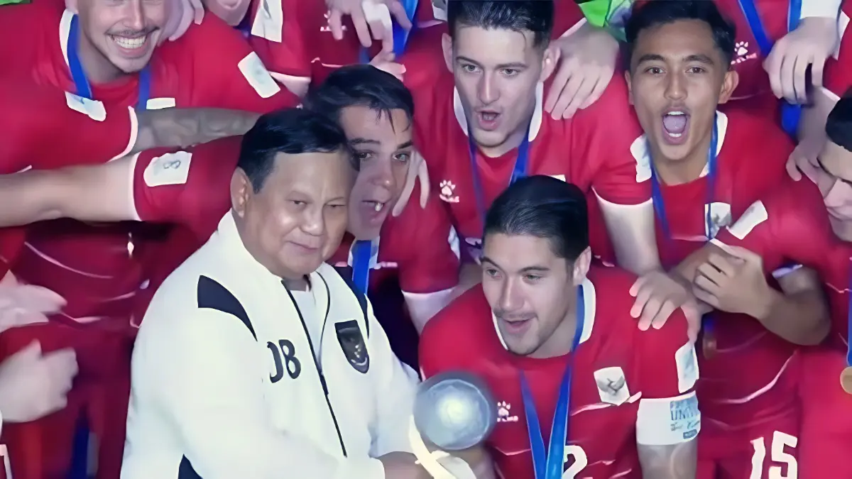 Presiden Prabowo angkat trofi FIFA ASEAN Cup 2026 bersama Timnas Indonesia.
