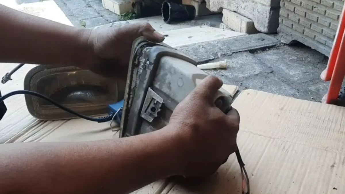 Perbaikan mika lampu kabut mobil (YouTube Sejoli Channel Otomotif)