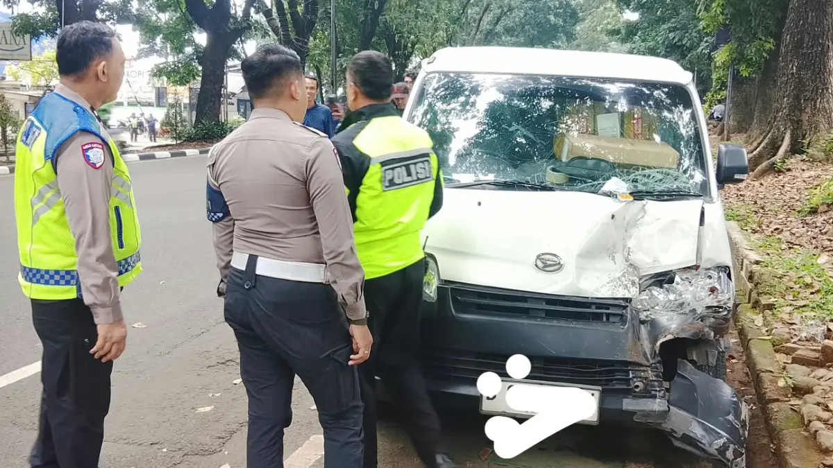 Polisi saat olah TKP di lokasi kecelakaan di Jalan Raya Pajajaran, Kota Bogor. (Dok. Satlantas Polresta Bogor Kota)