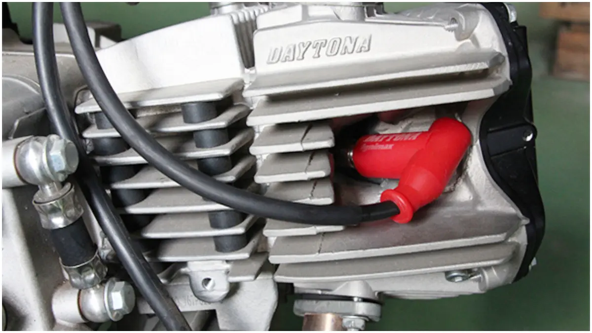Illustrasi tutup busi pada mesin motor manual. (Foto: Google)