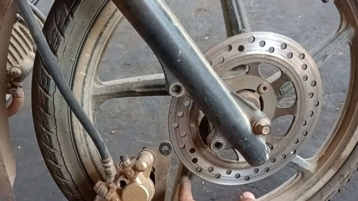 Pengecekan rem motor bunyi berisik (YouTube Pelosok Garage)