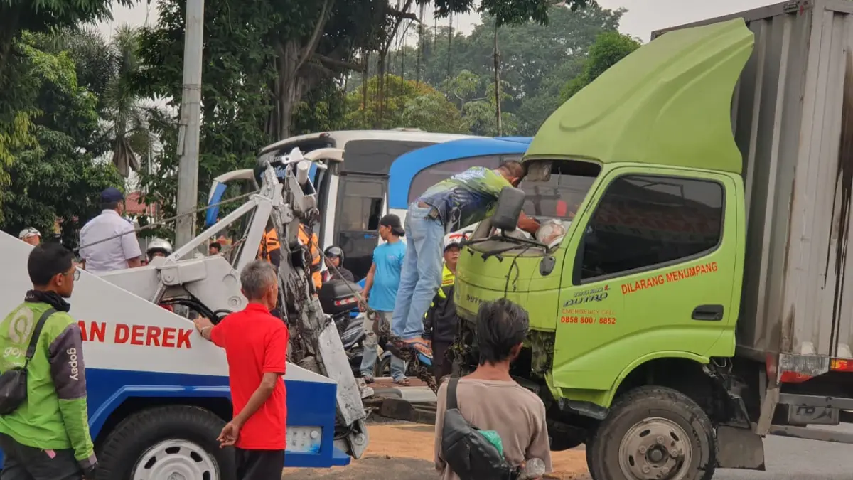 Evakuasi truk boks terguling di Jalan Raya Bogor-Jakarta. (Billy/Radar Bogor)