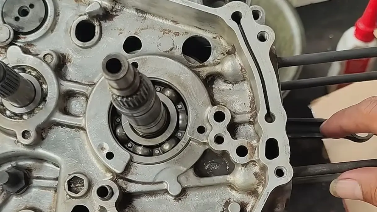 Mesin motor yang sedang dibongkar (YouTube Siboen channel)