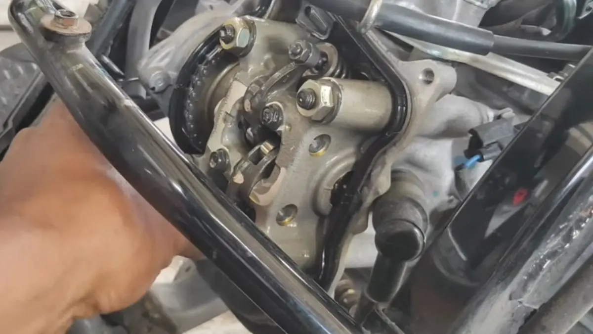 Penyetelan celah Klep mesin Vario 125 (YouTube Yunus Motor)