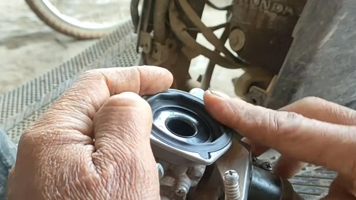 Perbaikan karet membran vakum yang rusak (YouTube Mulya motor)