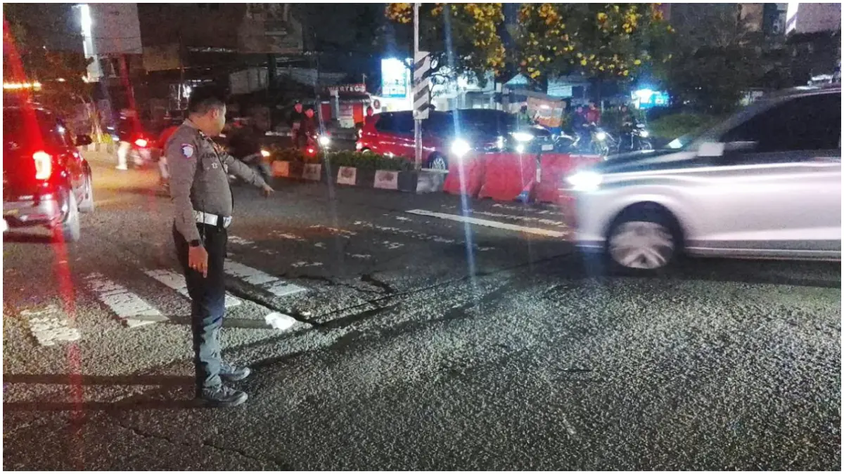 Polisi saat melakukan olah TKP di Simpang Jambu Dua, Kota Bogor. (Foto : Polisi for Radar Bogor)