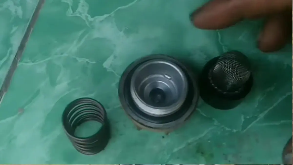 Saringan oli motor yang telah dibersihkan (YouTube Pidul Bengkel)