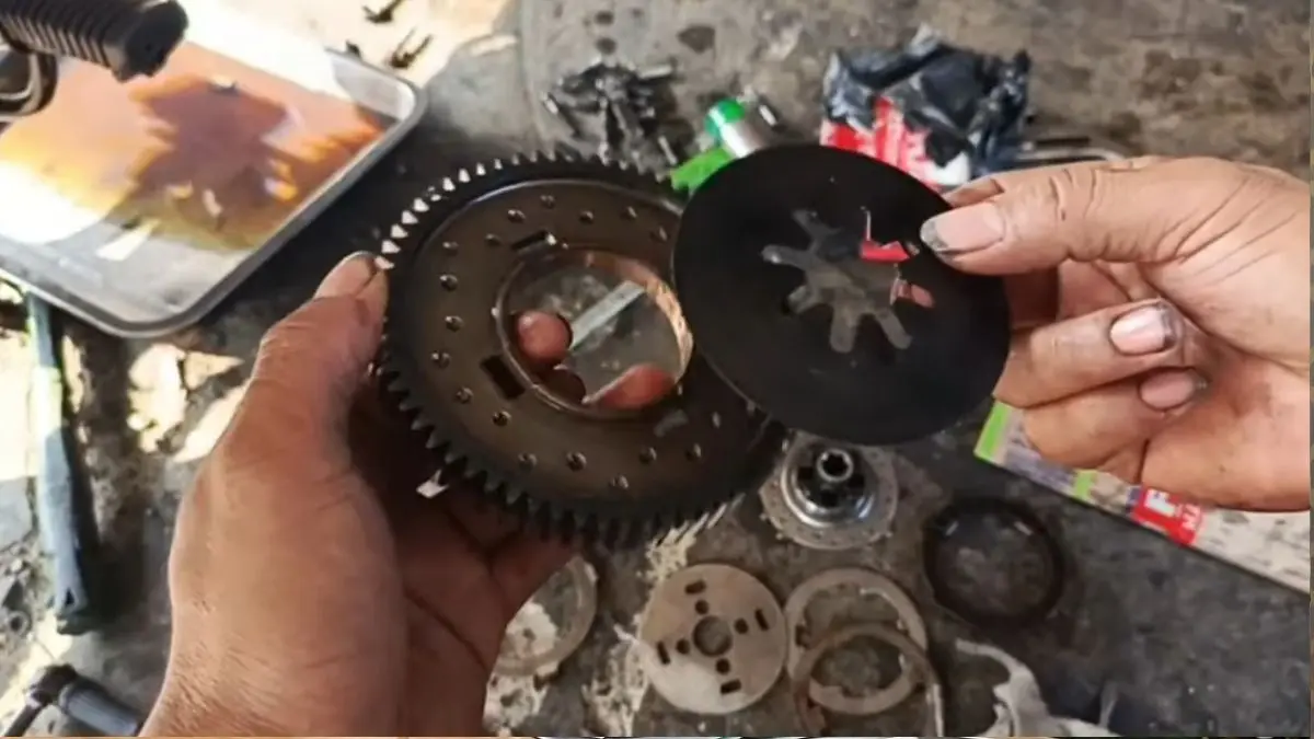 Pembongkaran kampas kopling motor (YouTube Siboen channel)