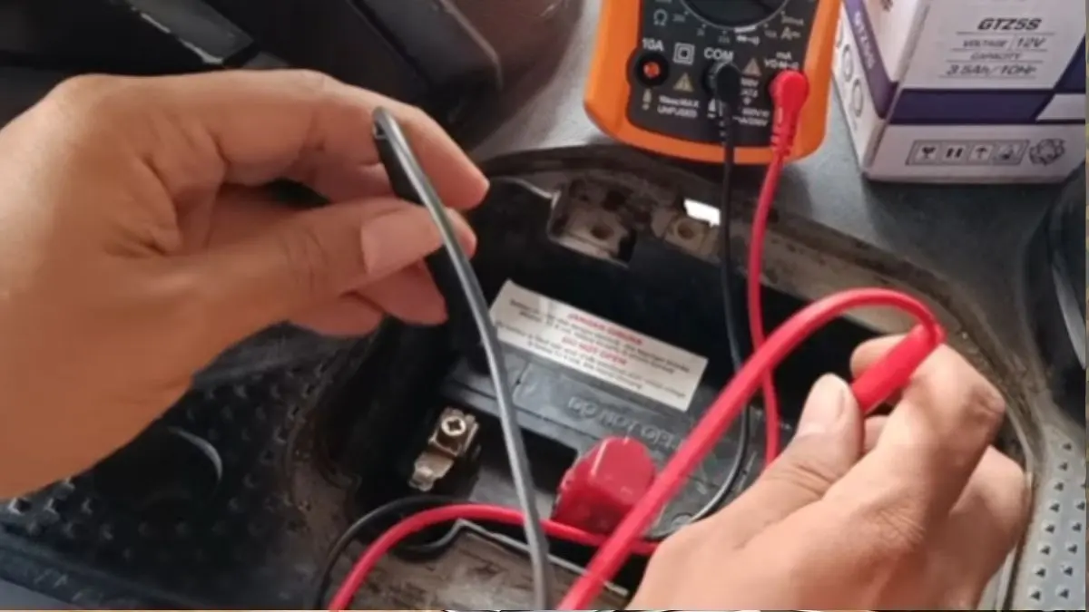 Pengecekan Aki motor menggunakan avometer (YouTube Beye Channel)