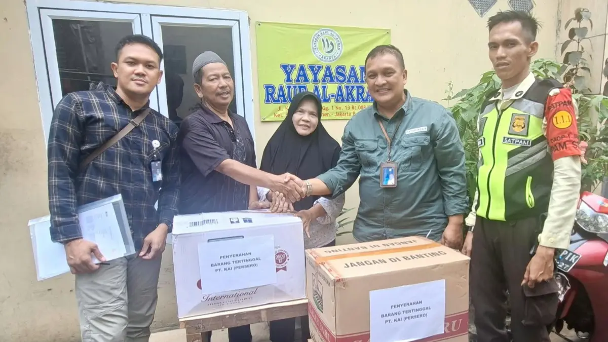 Pengembalian barang yang tertinggal di kereta oleh PT KAI.(Dok. Humas Daop 1 Jakarta)