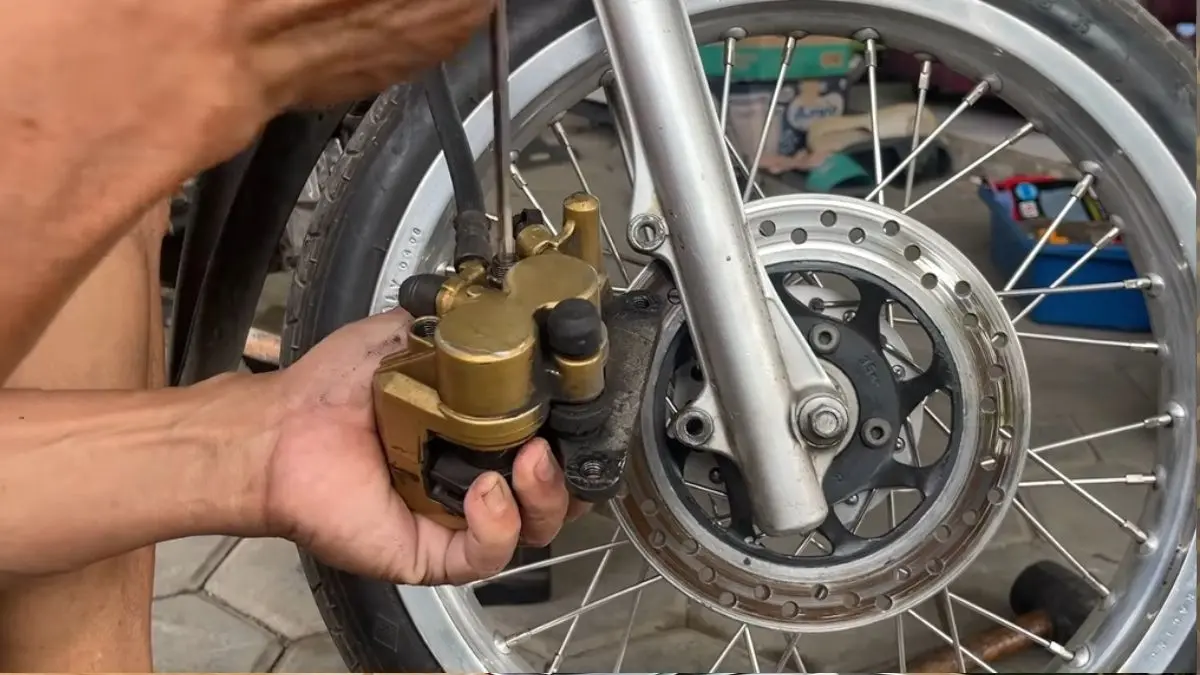 Perbaikan rem motor yang macet (YouTube AGM channel)