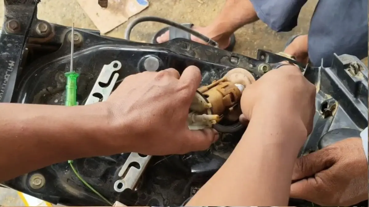 Perbaikan pompa bensin motor (YouTube Montir pemula)